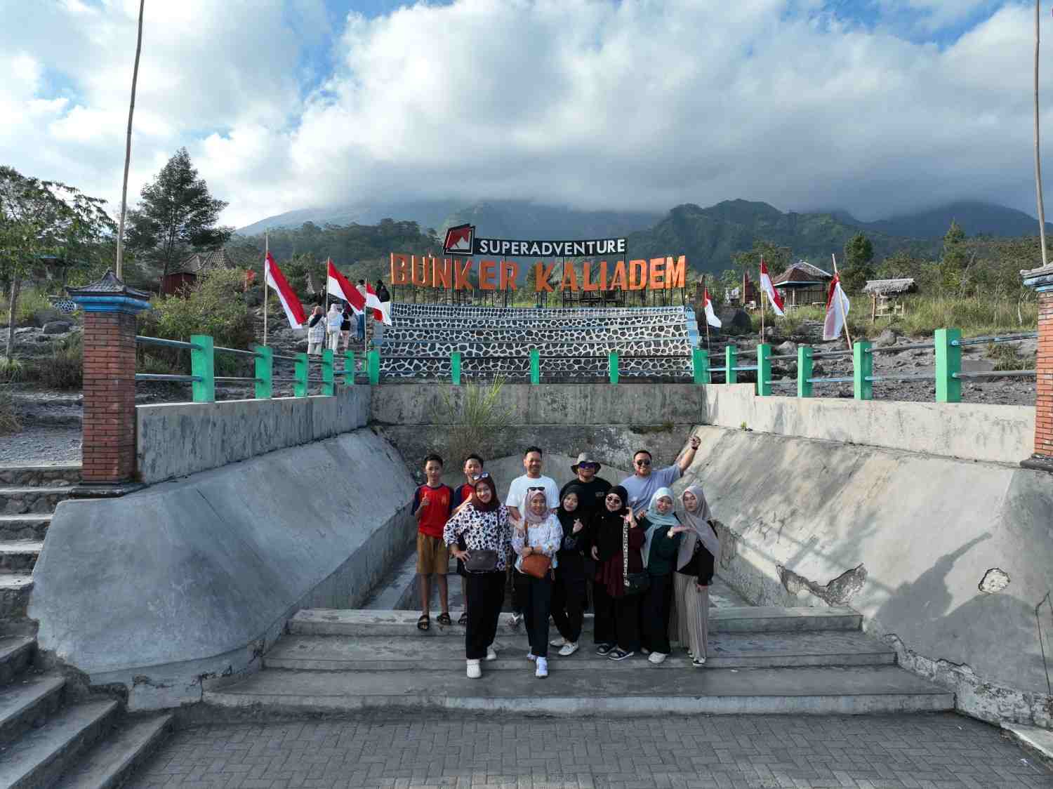 Peserta mengunjungi Bunker Kaliadem dalam rangkaian Lava Tour Merapi.-100kb.jpg