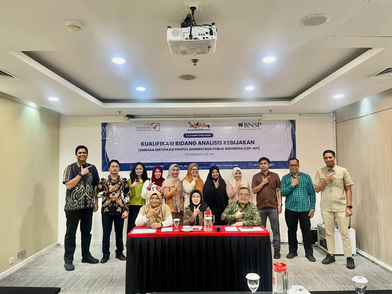 Foto bersama peserta dan asesor setelah Uji Sertifikasi Analis Kebijakan Publik BNSP di Surabaya.jpeg