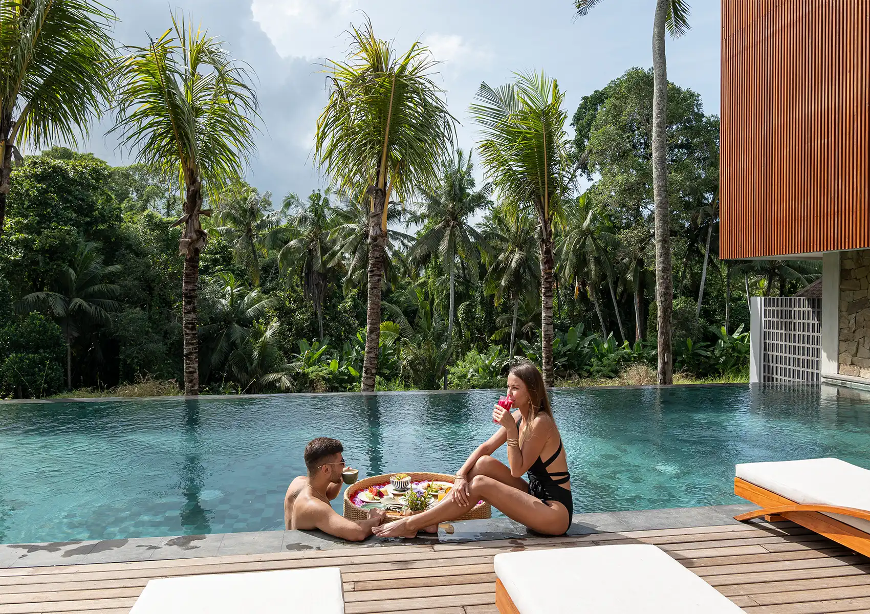 infinity-pool-berlatar-hijau.webp