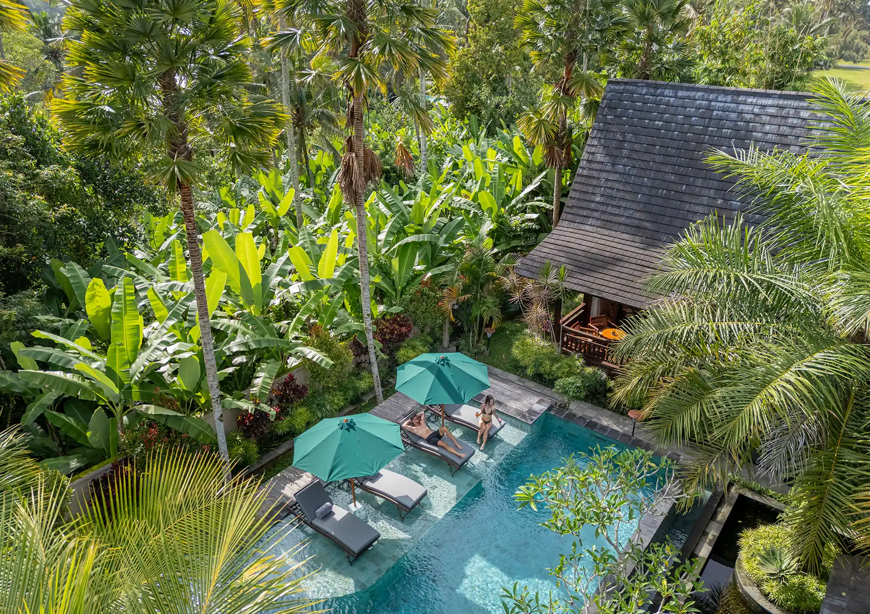 villa-di-tengah-kebun-hijau.webp