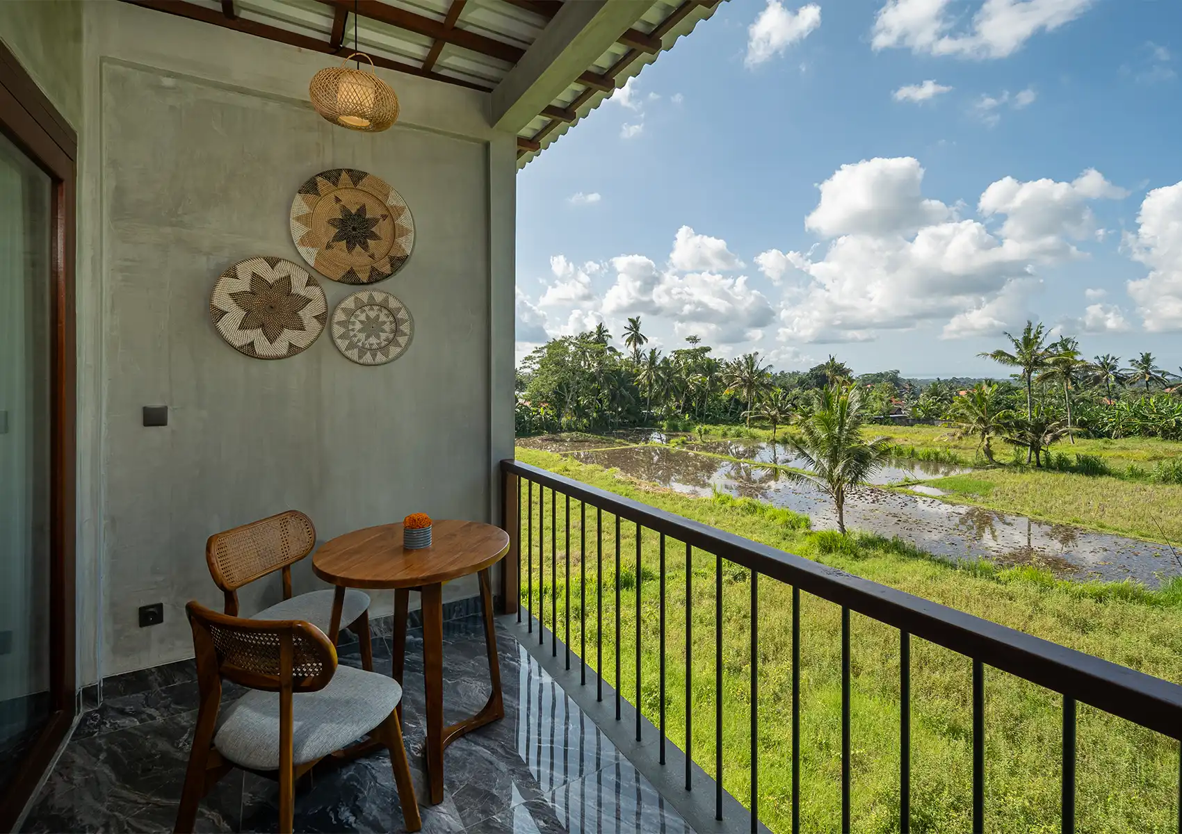 hotel-dengan-hamparan-sawah.webp
