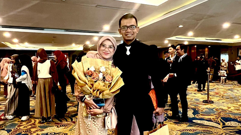 eric.pse bersama istri saat menerima penghargaan di Bandung (dokumentasi pribadi instagram @eric.pse)