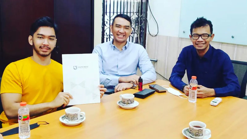 eric.pse bersama pihak Notaris dibandung (doc. instagram @eric.pse